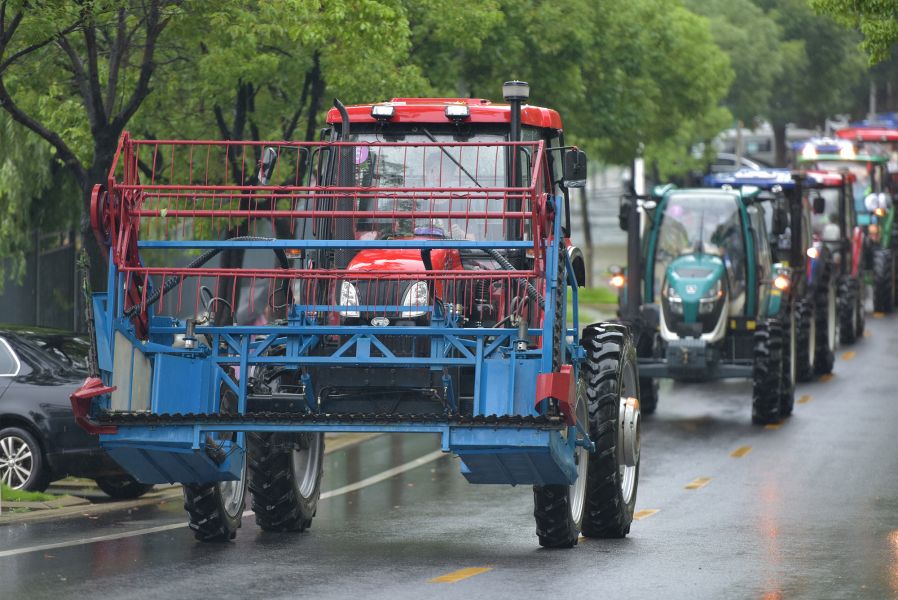 yl34511线路中心自行研制的收割机（刘涛 摄）